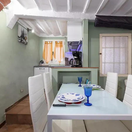 Altido Stylish Flat For 4 With Balcony, Perfect Centre *