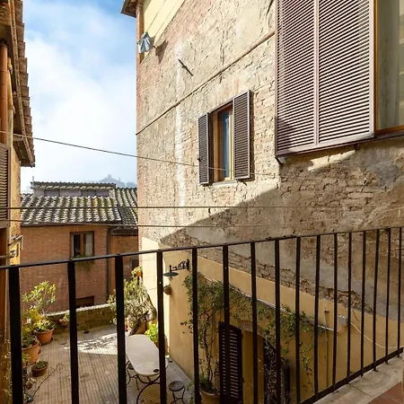 Altido Stylish Flat For 4 With Balcony, Perfect Centre Lägenhet Siena